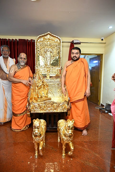 ಸ್ವರ್ಣ ಲೇಪಿತ 'ಪಾರ್ಥ ಸಾರಥಿ' ರಥದೊಂದಿಗೆ ಪರ್ಯಾಯ ಪುತ್ತಿಗೆ ಮಠದ ಸುಗುಣೇಂದ್ರ ಶ್ರೀ ಹಾಗೂ ಸುಶ್ರೀಂದ್ರ ಶ್ರೀ.