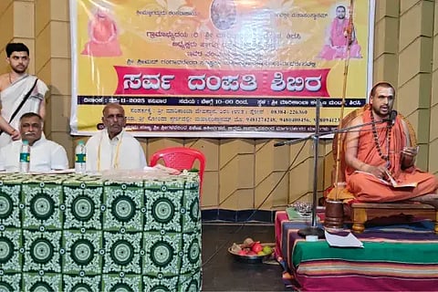 ಶಿರಸಿಯ ಮಾರಿಕಾಂಬಾ ದೇವಾಲಯದಲ್ಲಿ ಆಯೋಜಿಸಿದ್ದ ಸರ್ವದಂಪತಿ ಶಿಬಿರದಲ್ಲಿ ಸ್ವರ್ಣವಲ್ಲೀ ಶ್ರೀ ಗಂಗಾಧರೇಂದ್ರ ಸರಸ್ವತೀ ಸ್ವಾಮೀಜಿ ಮಾತನಾಡಿದರು. (about feticide)