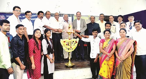  ಯುವಜನತೆಗೆ ಗಾಂಧೀಜಿ ಅವರ ವಿಚಾರ ಪ್ರಸ್ತುತತೆ ಕುರಿತು ದಾವಣಗೆರೆಯಲ್ಲಿ ಗುರುವಾರ ಹಮ್ಮಿಕೊಂಡಿದ್ದ ರಾಜ್ಯಮಟ್ಟದ ವಿಚಾರ ಸಂಕಿರಣವನ್ನು ಪ್ರೊ. ಕೃಷ್ಣಪ್ಪ ಟ್ರಸ್ಟ್‌ನ ಟ್ರಸ್ಟಿ ರುದ್ರಪ್ಪ ಹನಗವಾಡಿ ಉದ್ಘಾಟಿಸಿದರು. ಪ್ರೊ. ವೆಂಕಟರಾವ್ ಎಂ. ಪಲಾಟೆ, ಡಾ. ನಾಗರಾಜ ತಳವಾರ್,  ಡಾ.ಅಶೋಕ್‌ಕುಮಾರ್ ವಿ. ಪಾಳೇದ, ಡಾ.ಎ.ಬಿ. ರಾಮಚಂದ್ರಪ್ಪ, ಶಿವನಕೆರೆ ಬಸವಲಿಂಗಪ್ಪ ಇತರರಿದ್ದರು. 
