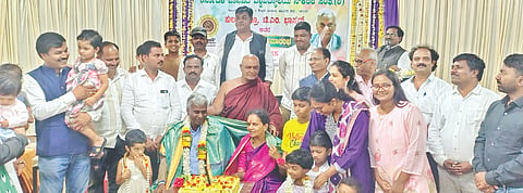 ಕರ್ನಾಟಕ ಜನಪದ ವಿಶ್ವವಿದ್ಯಾಲಯದ ಕುಲಪತಿಗಳಾಗಿ ನಿವತ್ತಿ ಹೊಂದಿದ ಪ್ರೊ. ಟಿ.ಎಂ. ಭಾಸ್ಕರ್ ಅವರನ್ನು ಜಾನಪದ ವಿಶ್ವವಿದ್ಯಾಲಯದ ನೌಕರರ ಸಂಘದ ವತಿಯಿಂದ ಭಾನುವಾರ ಸನ್ಮಾನಿಸಲಾಯಿತು. ಸಾಹಿತಿ ಡಾ.ಸತೀಶ ಕುಲಕರ್ಣಿ, ವಿಶ್ರಾಂತ ಕುಲಪತಿ ಪ್ರೊ.ಡಿ.ಬಿ.ನಾಯಕ,  ಶಿವಶಂಕರ್ ಕೆ. ಇತರರಿದ್ದರು.