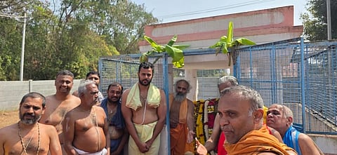  ಮುಳಬಾಗಿಲು ಶ್ರೀಪಾದರಾಜರ ಮಠದ ಪರಂಪರೆಯಶ್ರೀ ಗುಣನಿಧಿ ತೀರ್ಥರ  ಆರಾಧನೆ ಸಂದರ್ಭದಲ್ಲಿ ತಾಯೂರು ವಂಶಸ್ಥರಾದ ಟಿ.ಎನ್. ಮಾಧವ ಮೂರ್ತಿ, ಟಿ.ಎನ್. ವೇಣುಗೋಪಾಲ ಮತ್ತು  ಟಿ.ಎನ್. ರಂಗನಾಥ, ಪ್ರಧಾನ ಅರ್ಚಕ ಗೋಪಿನಾಥಾಚಾರ್ ಮತ್ತು ಡಾ. ಗಿರಿಧರ ವಿ. ತಾಯೂರು ಇತರರು ಇದ್ದರು. 