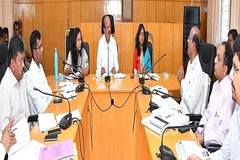 ರೈಲ್ವೆ ಹಾಗೂ ಹೆದ್ದಾರಿ ಯೋಜನೆಗಳಿಗೆ  ಮಣ್ಣು ಕೊರತೆಯಾಗಿರುವ ಬಗ್ಗೆ ತುಮಕೂರು ಜಿಲ್ಲಾಧಿಕಾರಿ ಕಚೇರಿಯಲ್ಲಿ ಮಹತ್ವದ ಸಭೆ ನಡೆಯಿತು.