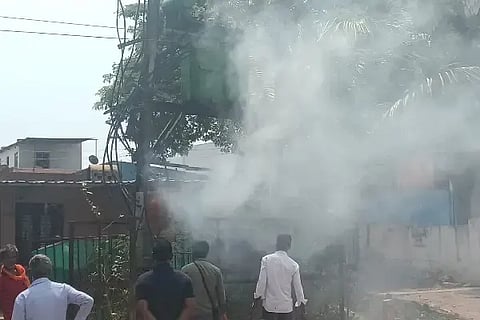 ನರೇಗಲ್ಲ ಪಟ್ಟಣದ ಗದಗ ರಸ್ತೆ ಮಾರ್ಗದ ಹಿರೇಮಠ ಶಾಲೆಯ ಸಮೀಪದಲ್ಲಿರುವ ವಿದ್ಯುತ್ ಕಂಬದ ಟಿಸಿಯಲ್ಲಿ TC ಕಾಣಿಸಿಕೊಂಡ ಬೆಂಕಿ ಹಾಗೂ ಹೊಗೆ.