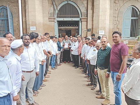 ತೇರದಾಳ ಪಟ್ಟಣದ ತಹಸೀಲ್ದಾರ್ ಕಚೇರಿ ಆವರಣದಲ್ಲಿ ತೇರದಾಳ ತಾಲೂಕು ಬಣಜಿಗ ಕ್ಷೇಮಾಭಿವೃದ್ಧಿ ಸಂಘದ ವತಿಯಿಂದ 2ಎ ಮೀಸಲಾತಿಗೆ ಒತ್ತಾಯಿಸಿ ಉಪತಹಸೀಲ್ದಾರ್ ಎಸ್.ಎಲ್.ಕಾಗಿ ಅವರಿಗೆ ಮನವಿ ಸಲ್ಲಿಸಿದರು. ಅಶೋಕ ಮಹಾಬಳಶೆಟ್ಟಿ, ಮಹೇಶ ಯಾದವಾಡ, ಶ್ರೀಶೈಲ ಮೋದಿ ಇತೆರರಿದ್ದರು.