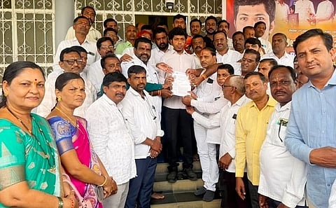 ಶಿಕ್ಷಕರ ಅರ್ಹತಾ ಪರೀಕ್ಷೆ ಕಡ್ಡಾಯದ ಕಾರಣ ಸೇವಾ ನಿರತ ಶಿಕ್ಷಕರ ಹಕ್ಕು ರಕ್ಷಣೆಗೆ ಕೇಂದ್ರ ಸರ್ಕಾರದ ಮೇಲೆ ಒತ್ತಡ ಹೇರುವಂತೆ ಕರ್ನಾಟಕ ರಾಜ್ಯ ಪ್ರಾಥಮಿಕ ಶಾಲಾ ಶಿಕ್ಷಕರ ಸಂಘದ ಪದಾಧಿಕಾರಿಗಳು ಭಾಲ್ಕಿಯಲ್ಲಿ ಸಂಸದ ಸಾಗರ್ ಖಂಡ್ರೆ ಅವರಿಗೆ ಮನವಿ ಪತ್ರ ಸಲ್ಲಿಸಿದರು.