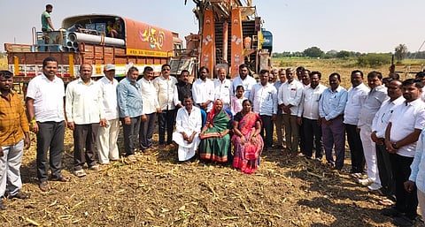 TEJASVI  ಮುಂಡರಗಿ ಪಟ್ಟಣದಲ್ಲಿ ಜಮೀನಿನಲ್ಲಿ ಸಂಸದ ತೇಜಸ್ವಿ ಸೂರ್ಯ ಅವರ ಜನ್ಮದಿನ ನಿಮಿತ್ತ ಮಂಗಳವಾರ ಉಚಿತವಾಗಿ ಬೋರ್‌ಬೆಲ್ ಕೊರೆಸಲಾಯಿತು