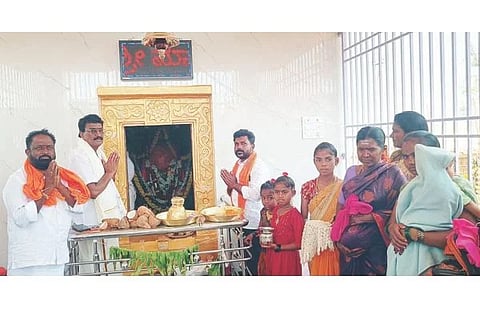 ಸಿಂಧನೂರು ಏಳುರಾಗಿ ಕ್ಯಾಂಪ್‌ನಲ್ಲಿ ಅಭಯಾಂಜನೇಯಸ್ವಾಮಿ ದೇವಸ್ಥಾನದ ಉದ್ಘಾಟನೆ ಕಾರ್ಯಕ್ರಮ ಸೋಮವಾರ ನಡೆಯಿತು.
