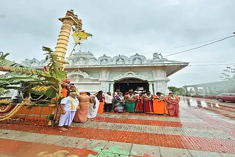 ಎಂ.ಸಿ.ಹಳ್ಳಿ ಭದ್ರಗಿರಿ ಶ್ರೀ ಶಿವ ಸುಬ್ರಹ್ಮಣ್ಯಸ್ವಾಮಿ ದೇಗುಲದಲ್ಲಿ ಆಡಿ ಕೃತಿಕ ಕಾವಡಿ ಜಾತ್ರಾ ಮಹೋತ್ಸವದ ಧ್ವಜಾರೋಹಣ ನೆರವೇರಿಸಲಾಯಿತು. ಎಂ.ಚಂದ್ರಘೋಷನ್, ಸೋಮರಾಜ್, ತಿರುಮೂರ್ತಿ, ಡಾ. ವಿಕ್ರಂ, ನಲ್ಲುಸ್ವಾಮಿ ಇತರರಿದ್ದರು.