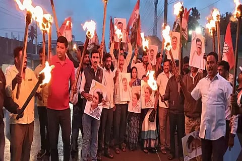 ತರೀಕೆರೆಯಲ್ಲಿ ಕಾಂಗ್ರೆಸ್ ಕಾರ್ಯಕರ್ತರು ಪಂಜಿನ ಮೆರವಣಿಗೆ ನಡೆಸಿದರು. ಟಿ.ಎನ್.ಜಗದೀಶ್, ಹೇಮಲತಾ, ಆರ್.ಕುಮಾರಪ್ಪ, ಪರಮೇಶ್, ಅಂಜನ್ ಅನಿಲ್‌ಕುಮಾರ್ ಇತರರಿದ್ದರು.
