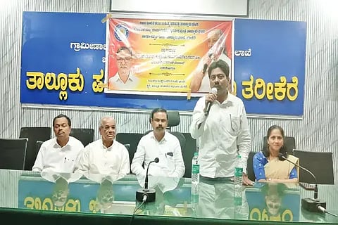 ತರೀಕೆರೆ ತಾಪಂನಲ್ಲಿ ಎಸ್.ಜಾನಕಿ ಮತ್ತು ಡಾ. ಆರ್.ದೇವಾನಂದ್ ಸ್ಮರಣೆ ಕಾರ್ಯಕ್ರಮದಲ್ಲಿ ಶರಣ ಸಾಹಿತ್ಯ ಪರಿಷತ್ ಅಧ್ಯಕ್ಷ ಟಿ.ದಾದಾಪೀರ್ ಮಾತನಾಡಿದರು. ಸುನೀತಾ, ಬಿ.ಎಸ್.ಭಗವಾನ್, ಎಸ್.ಸುರೇಶ್‌ಚಂದ್ರ, ನಾಗಜ್ಯೋತಿ, ಟಿ.ಎಸ್.ಮೋಹನ್‌ಕುಮಾರ್ ಇತರರಿದ್ದರು.