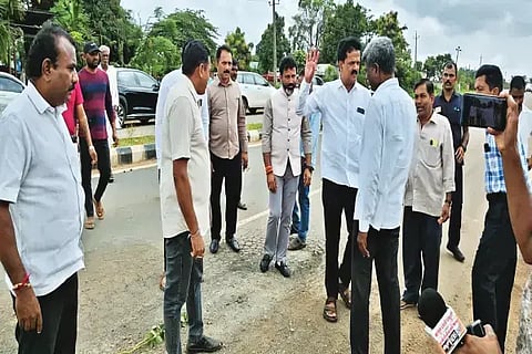 ತರೀಕೆರೆ ಹಳಿಯೂರು ಬಳಿ ರಾಷ್ಟ್ರೀಯ ಹೆದ್ದಾರಿಯನ್ನು ಸಂಸದ ಕೋಟ ಶ್ರೀನಿವಾಸ ಪೂಜಾರಿ ಪರಿಶೀಲಿಸಿದರು. ಡಿ.ಎಸ್.ಸುರೇಶ್, ಬೆಳ್ಳಿ ಪ್ರಕಾಶ್, ಎಂ.ಆರ್.ದೇವರಾಜ್ ಶೆಟ್ಟಿ, ಟಿ.ಎಲ್.ರಮೇಶ್, ಗರಗದಹಳ್ಳಿ ಪ್ರತಾಪ್ ಇತರರಿದ್ದರು.
