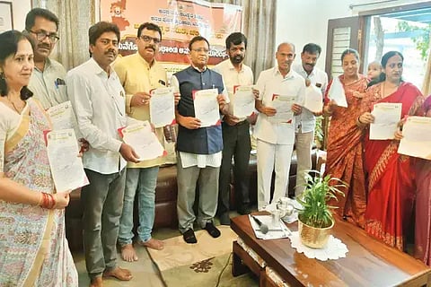 ತರೀಕೆರೆಯಲ್ಲಿ ಆಯೋಜಿಸಿದ್ದ ಮನೆಗೊಂದು ಗ್ರಂಥಾಲಯ ಅನುಷ್ಠಾನ ಕಾರ್ಯಕ್ರಮದಲ್ಲಿ ಕನ್ನಡ ಪುಸ್ತಕ ಪ್ರಾಧಿಕಾರದ ಅಧ್ಯಕ್ಷ ಡಾ. ಮಾನಸ ಕರಪತ್ರ ಬಿಡುಗಡೆ ಮಾಡಿದರು. ಎಂ.ಡಿ.ಮಂಜುನಾಥ ಸ್ವಾಮಿ, ಡಾ. ಜಿ.ಸಿ.ಶರತ್, ಟಿ.ದಾದಾಪೀರ್, ರವಿ ದಳವಾಯಿ, ಬಿ.ಪಿ.ರವಿಕುಮಾರ್, ಸುನೀತಾ, ಮೀರಾ ಇತರರಿದ್ದರು. 		