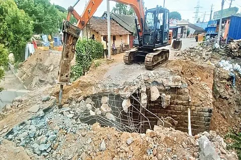 ತರೀಕೆರೆ ಹೊರ ವಲಯದ ಗಾಳಿಹಳ್ಳಿ ಕ್ರಾಸ್ ಬಳಿ ದುರ್ಬಲಗೊಂಡಿದ್ದ ಸೇತುವೆ ನಿರ್ಮಾಣ ಕಾಮಗಾರಿ ಪ್ರಗತಿ ಹಂತದಲ್ಲಿರುವುದು.                         