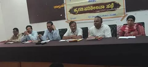 ತರೀಕೆರೆ ತಾಪಂನಲ್ಲಿ ಆಯೋಜಿಸಿದ್ದ ಗ್ಯಾರಂಟಿ ಯೋಜನೆಗಳ ಪ್ರಗತಿ ಪರಿಶೀಲನಾ ಸಭೆಯಲ್ಲಿ ಜಿಲ್ಲಾಧ್ಯಕ್ಷ ಎಂ.ಸಿ.ಶಿವಾನಂದಸ್ವಾಮಿ ಮಾತನಾಡಿದರು. ಡಾ. ಆರ್.ದೇವೇಂದ್ರಪ್ಪ, ಎನ್.ಚರಣ್‌ರಾಜ್, ಮಂಜುನಾಥ್ ಇತರರಿದ್ದರು.