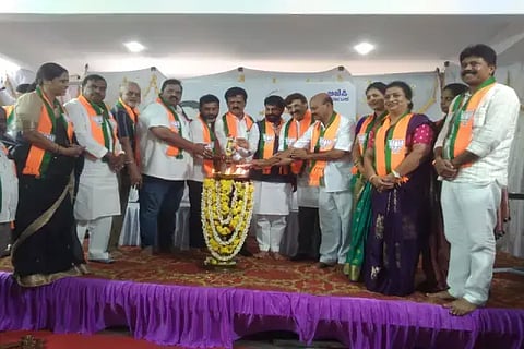 ಲಿಂಗದಹಳ್ಳಿಯಲ್ಲಿ ಜಿಲ್ಲಾ ಮಟ್ಟದ ಪಂಡಿತ್ ದೀನ ದಯಾಳು ಉಪಾಧ್ಯಾಯ ಪ್ರಶಿಕ್ಷಣ ವರ್ಗ ಅಭಿಯಾನಯನ್ನು ಎಂಎಲ್ಸಿ ಸಿ.ಟಿ.ರವಿ ಉದ್ಘಾಟಿಸಿದರು. ಕೇಶವಪ್ರಸಾದ್, ಡಿ.ಎಸ್.ಸುರೇಶ್, ಬೆಳ್ಳಿ ಪ್ರಕಾಶ್, ಎಸ್.ಎಂ.ನಾಗರಾಜ್, ಎಂ.ಆರ್.ದೇವರಾಜ್ ಶೆಟ್ಟಿ ಇತರರಿದ್ದರು.