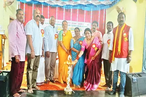 ಲಕ್ಕವಳ್ಳಿಯಲ್ಲಿ ಆಯೋಜಿಸಿದ್ದ ಕನ್ನಡ ಗೀತೆ ಹಾಡೋಣ ಭಾವಗೀತಾ ಶಿಬಿರವನ್ನು ವಾಣಿ ಶ್ರೀನಿವಾಸ್ ಉದ್ಘಾಟಿಸಿದರು. ಎಚ್.ವಿಶ್ವನಾಥ್, ಕೆ.ರವಿಕಿಶೋರ್ ಕುಂಚಾಲ, ಸಂಧ್ಯಾ ದತ್ತಾತ್ರಿ, ಸಿ.ಚಕ್ರವರ್ತಿ, ಆರ್.ನಾಗೇಶ್ ಇತರರಿದ್ದರು.