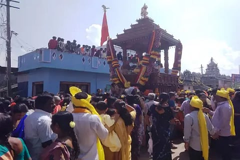 ತರೀಕೆರೆ ಕಾಳಿದಾಸ ನಗರದಲ್ಲಿ ಶ್ರೀ ಗುರು ರೇವಣಸಿದ್ದೇಶ್ವರ ಸ್ವಾಮಿಯ ರಥೋತ್ಸವ ನಡೆಯಿತು.   