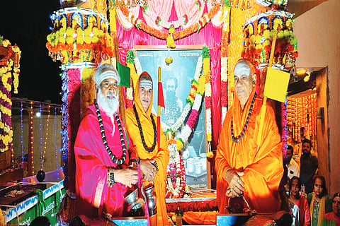 ಬುಕ್ಕಾಂಬುದಿಯ ಶ್ರೀ ಪಂಪಾ ವಿರೂಪಾಕ್ಷೇಶ್ವರ ದೇಗುಲದಿಂದ ಉಜ್ಜಯಿನಿ ಲಿಂಗೈಕ್ಯ ಶ್ರೀ ಸಿದ್ಧಲಿಂಗ ಜಗದ್ಗುರುಗಳು ತಪೋಗೈದ ಬೆಟ್ಟದವರೆಗೆ ಲಿಂಗೈಕ್ಯ ಶ್ರೀ ಉಜ್ಜಯಿನಿ ಸಿದ್ಧಲಿಂಗ ಜಗದ್ಗುರುಗಳ ಬೆಳ್ಳಿ ಪುತ್ಥಳಿ ಮೆರವಣಿಗೆ ನಡೆಸಲಾಯಿತು.