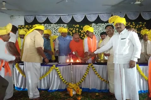 ತರೀಕೆರೆಯಲ್ಲಿ ಶ್ರೀ ಗುರು ರೇವಣಸಿದ್ದೇಶ್ವರ ಸ್ವಾಮಿ ರಥೋತ್ಸವ ಹಿನ್ನೆಲೆಯಲ್ಲಿ ಏರ್ಪಡಿಸಿದ್ದ ಧಾರ್ಮಿಕ ಸಮಾರಂಭದಲ್ಲಿ ಹೊಸದುರ್ಗ ಶ್ರೀ ಈಶ್ವರಾನಂದಪುರಿ ಸ್ವಾಮೀಜಿ ಆಶೀರ್ವಚನ ನೀಡಿದರು. ಎಚ್.ಎಂ.ರೇವಣ್ಣ, ಎ.ಎನ್.ಮಹೇಶ್, ಟಿ.ಎಸ್.ರಮೇಶ್, ಎಂ.ನರೇಂದ್ರ, ಡಿ.ವಿ.ಪದ್ಮರಾಜ್, ಟಿ.ಎಸ್.ಪ್ರಕಾಶ್ ವರ್ಮ ಇತರರಿದ್ದರು.  