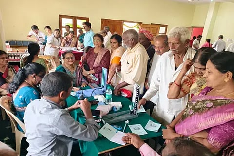 ತರೀಕೆರೆಯಲ್ಲಿ ಏರ್ಪಡಿಸಿದ್ದ ಆರೋಗ್ಯ ಶಿಬಿರದಲ್ಲಿ ಹಿರಿಯರು ತಪಾಸಣೆ ಮಾಡಿಸಿಕೊಂಡರು.