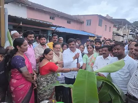 ಅಜ್ಜಂಪುರ ತಾಲೂಕಿನ ಬುಕ್ಕಾಂಬುದಿ ಬುಕ್ಕರಾಯ ಬಡಾವಣೆ 2ನೇ ವಾರ್ಡಿನ ಕೆಳ ಭಾಗದ ಜನವಸತಿ ಪ್ರದೇಶದಲ್ಲಿ ಕಾಂಕ್ರೀಟ್ ಚರಂಡಿ ಅಭಿವೃದ್ಧಿ ಕಾಮಗಾರಿಗೆ ಶಾಸಕ ಜಿ.ಎಚ್.ಶ್ರೀನಿವಾಸ್ ಭೂಮಿ ಪೂಜೆ ನೆರವೇರಿಸಿದರು. ಎಂ.ಕೆ.ವಿಜಯಕುಮಾರ್, ಮಂಜುಳಾ, ಬಿ.ಎಂ.ಗುರುಮೂರ್ತಿ, ಮಧು, ಇಮ್ರಾನ್ ಬಿಲ್ಲಳ್ಳಿ ಇತರರಿದ್ದರು.