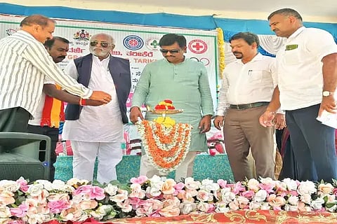 ತರೀಕೆರೆ ಸರ್ಕಾರಿ ಪ್ರಥಮದರ್ಜೆ ಕಾಲೇಜಿನಲ್ಲಿ ಸಾಂಸ್ಕೃತಿಕ, ಕ್ರೀಡಾ, ಸೇವಾ ಯೋಜನೆ ಇತರ ಘಟಕಗಳ ಸಮಾರೋಪ ಸಮಾರಂಭ ಉದ್ಘಾಟಿಸಲಾಯಿತು. ಸಾಹಿತಿ ಕುಂ.ವೀರಭದ್ರಪ್ಪ, ಜಿ.ಎಚ್.ಶ್ರೀನಿವಾಸ್, ಡಾ. ಟಿ.ಮಂಜುನಾಥ್, ಡಾ. ಎಚ್.ಎಸ್.ಶಿವರುದ್ರಪ್ಪ ಇತರರಿದ್ದರು.