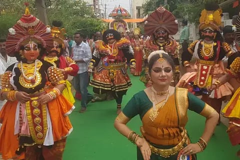 ತರೀಕೆರೆ ಶ್ರೀ ಸತ್ಯಪ್ರದ ಲಕ್ಷ್ಮೀ ವೆಂಕಟೇಶ್ವರ ಸ್ವಾಮಿ ದೇಗುಲದ ದಶಮಾನೋತ್ಸವ ಹಿನ್ನೆಲೆಯಲ್ಲಿ ಆಯೋಜಿಸಿದ್ದ ಗರುಡೋತ್ಸವ ಮೆರವಣಿಗೆಯಲ್ಲಿ ಗಮನ ಸೆಳೆದ ಯಕ್ಷಗಾನ ವೇಷಭೂಷಣಧಾರಿಗಳು.