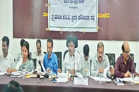 ತರೀಕೆರೆ ತಾಪಂನಲ್ಲಿ ಏರ್ಪಡಿಸಿದ್ದ ತ್ರೈಮಾಸಿಕ ಕೆಡಿಪಿ ಸಭೆಯಲ್ಲಿ ಶಾಸಕ ಜಿ.ಎಚ್.ಶ್ರೀನಿವಾಸ್ ಮಾತನಾಡಿದರು. ರಾಜಗೋಪಾಲ್, ಬೋರಲಿಂಗಯ್ಯ, ಎನ್.ವಿ.ನಟೇಶ್, ಎಚ್.ಜೆ.ರಶ್ಮಿ, ವಿನಾಯಕ್ ಸಾಗರ್ ಇತರರಿದ್ದರು.