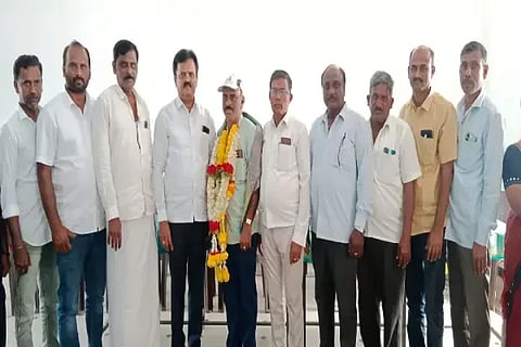 ಹಾದಿಕೆರೆ ಪಿಎಸಿಎಸ್ ಅಧ್ಯಕ್ಷ ಎಚ್.ಬಿ.ಚಂದ್ರಪ್ಪ ಅವರನ್ನು ಡಿ.ಎಸ್.ಸುರೇಶ್ ಅಭಿನಂದಿಸಿದರು. ಟಿ.ವಿಜಯನಾಯ್ಕ, ಡಿ.ಸಿ.ಬಸವರಾಜ್, ಎಲ್.ಬಿ.ಪ್ರಸನ್ನಕುಮಾರ್, ವೈ.ಎಸ್.ಅರುಣ್‌ಕುಮಾರ್ ಇತರರಿದ್ದರು.
