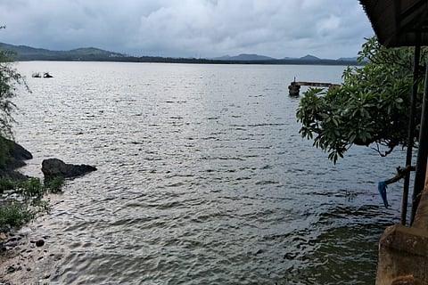 ಬುಕ್ಕಾಂಬುದಿ ಗ್ರಾಮದಲ್ಲಿ ಉದ್ಭವ ಗಣಪತಿ ದೇಗುಲ ಸಮೀಪದಲ್ಲಿರುವ ದೊಡ್ಡಕೆರೆ.