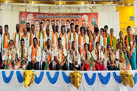 ಅಜ್ಜಂಪುರದಲ್ಲಿ ಪಪಂ ಬಿಜೆಪಿ ಜನಪ್ರತಿನಿಧಿಗಳು, ಪರಾಭವ ಅಭ್ಯರ್ಥಿಗಳನ್ನು ಸನ್ಮಾನಿಸಲಾಯಿತು. ಸಂಸದ ಕೋಟ ಶ್ರೀನಿವಾಸ ಪೂಜಾರಿ, ಡಿ.ಎಸ್.ಸುರೇಶ್, ಎಸ್.ಎಂ.ನಾಗರಾಜ್, ಬಿ.ಎಸ್.ಚೈತ್ರಶ್ರೀ, ಕೆ.ಆರ್.ಆನಂದಪ್ಪ ಇತರರಿದ್ದರು.