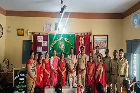 ತರೀಕೆರೆ ಅಗ್ನಿ ಶಾಮಕ ಇಲಾಖೆಯಿಂದ ಏರ್ಪಡಿಸಿದ್ದ ಬೆಂಕಿ ಅವಘಡ ನಿಯಂತ್ರಣ ಅರಿವು ಮೂಡಿಸುವ ಕಾರ್ಯಕ್ರಮದಲ್ಲಿ ಪ್ರಾತ್ಯಕ್ಷಿಕೆ ನೀಡಲಾಯಿತು. ತಿಪ್ಪೇಸ್ವಾಮಿ, ಸಹನಾ, ಸುನೀತಾ, ರಶ್ಮಿ, ವಿಜಯಾ, ರೋಹಿಣಿ ಇತರರಿದ್ದರು.