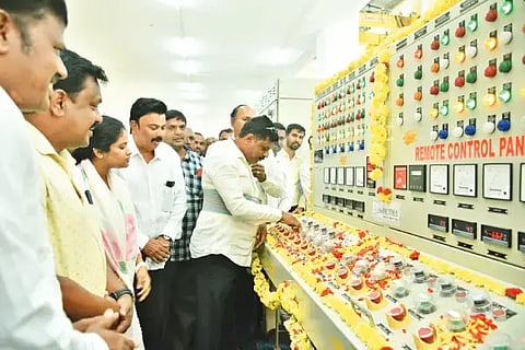 ದೋರನಾಳು ಗ್ರಾಮ ಸಮೀಪದ ಭದ್ರಾ ಮೇಲ್ದಂಡೆ ನಾಲೆ ಪಂಪ್‌ಹೌಸ್‌ನಲ್ಲಿ ಕೆರೆಗಳಿಗೆ ಪ್ರಾಯೋಗಿಕವಾಗಿ ನೀರು ಹರಿಸುವ ಕಾರ್ಯಕ್ಕೆ ಶಾಸಕ ಜಿ.ಎಚ್.ಶ್ರೀನಿವಾಸ್ ಚಾಲನೆ ನೀಡಿದರು. ಎಚ್.ಯೂ.ಫಾರೂಕ್, ಟಿ.ಎಸ್.ಪ್ರಕಾಶ್ ವರ್ಮ, ಅಸ್ಲಾಂ ಖಾನ್, ಟಿ.ಎನ್.ಜಗದೀಶ್ ಇತರರಿದ್ದರು.