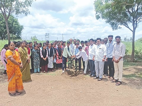 ತಿಕೋಟಾ ತಾಲೂಕಿನ ಸಿದ್ಧಾಪುರ ಗ್ರಾಮದ ಸರ್ಕಾರಿ ಪ್ರೌಢಶಾಲೆ ಆವರಣದಲ್ಲಿ ಗ್ರಾ.ಪಂ. ವತಿಯಿಂದ ಗಿಡ ನೆಟ್ಟು ಪರಿಸರ ದಿನ ಆಚರಿಸಲಾಯಿತು. ಅಂಬಣ್ಣ ಹರಳಯ್ಯ, ಬಸವರಾಜ ಸಂಕಗೊಡ, ಶ್ರೀಶೈಲ ಹಡಪದ ಮತ್ತಿತರರಿದ್ದರು.