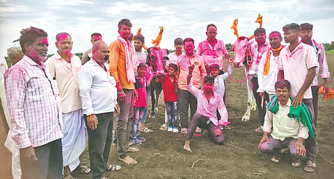 ತಾಳಿಕೋಟೆ ನಗರದ ಶ್ರೀ ಎಸ್.ಎಸ್. ವಿದ್ಯಾಸಂಸ್ಥೆಯಡಿಯ ಶ್ರೀ ಸಂಗಮೇಶ್ವರ ಪ್ರೌಢ ಶಾಲೆ ಹಾಗೂ ಶ್ರೀ ಬ್ರಹ್ಮಲಿಂಗೇಶ್ವರ ಪ್ರಾಥಮಿಕ ಶಾಲೆಗೆ ಅಕ್ಷರ ದಾಸೋಹ ಯೋಜನೆ ಶಿಕ್ಷಣಾಽಕಾರಿ ಶಿವಚಂದ್ರ ಕತ್ನಳ್ಳಿ ಭೇಟಿ ನೀಡಿ, ಪರಿಶೀಲನೆ ನಡೆಸಿದರು. ಜೆ.ಎಂ. ಕೊಣ್ಣೂರ, ಬಿ.ಐ. ಹಿರೇಹೊಳಿ, ಎಸ್.ಸಿ. ಗುಡಗುಂಟಿ, ಎಂ.ಎಸ್. ರಾಯಗೊಂಡ, ಯು.ಎಚ್. ಗಟನೂರ ಇತರರಿದ್ದರು.