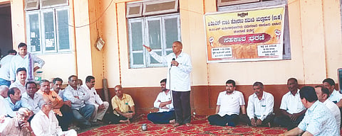ಯಲ್ಲಾಪುರದ ತಾಲೂಕು ಮಾರ್ಕೆಟಿಂಗ್ ಸೊಸೈಟಿ ಎದುರು ನಡೆದ ಸಹಕಾರಿ ಧರಣಿಯಲ್ಲಿ ಟಿಎಂಎಸ್ TMS ಮಾಜಿ ಅಧ್ಯಕ್ಷ ಎನ್.ಕೆ.ಭಟ್ಟ ಅಗ್ಗಾಶಿಕುಂಬ್ರಿ ಮಾತನಾಡಿದರು. 
