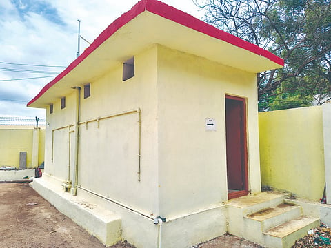 ಮುಂಡರಗಿ ಪಟ್ಟಣದ ಸರ್ಕಾರಿ ಪದವಿಪೂರ್ವ ಕಾಲೇಜ್‌ನ ಆವರಣದಲ್ಲಿರುವ ಶೌಚಗೃಹ.