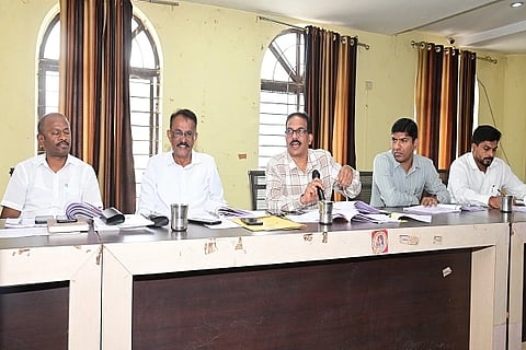 ಹುಬ್ಬಳ್ಳಿಯ ತಾಲೂಕು ಆಡಳಿತ ಸೌಧದ taluq panchayat ತಾಲೂಕು ಪಂಚಾಯಿತಿ ಸಭಾಂಗಣದಲ್ಲಿ ಸೋಮವಾರ ಏರ್ಪಡಿಸಿದ್ದ ಪ್ರಗತಿ ಪರಿಶೀಲನಾ ಸಭೆಯಲ್ಲಿ ಜಿಪಂ ಮುಖ್ಯ ಯೋಜನಾಧಿಕಾರಿ ದೀಪಕ ಮಡಿವಾಳರ ಮಾತನಾಡಿದರು.