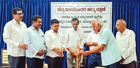 ಯಲ್ಲಾಪುರದಲ್ಲಿ ಬೆಟ್ಟ ಬಳಕೆದಾರ ಹಕ್ಕು ಸಂರಣೆ, ಬಳಕೆ ಜಾಗೃತಿ ಕಾರ್ಯಾಗಾರವನ್ನು ಟಿ.ಆರ್​.ಸಿ ಅಧ್ಯ ರಾಮಕೃಷ್ಣ ಹೆಗಡೆ ಉದ್ಘಾಟಿಸಿದರು. ಹರಿಪ್ರಕಾಶ ಕೋಣೆಮನೆ, ಎನ್​.ಕೆ. ಭಟ್ಟ, ರಾವೇಂದ್ರ ಭಟ್ಟ, ಕೆ.ಟಿ. ಹೆಗಡೆ, ಎಸ್​.ಕೆ. ಭಾಗ್ವತ ಇತರರಿದ್ದರು.