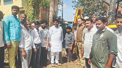 ರೋಣ ಪಟ್ಟಣದ ಜಕ್ಕಲಿ ರಸ್ತೆಯಲ್ಲಿ ಮರ ಸ್ಥಳಾಂತರಿಸುವ ಕಾರ್ಯಕ್ಕೆ ಮಿಥುನ್ ಪಾಟೀಲ ಚಾಲನೆ ನೀಡಿದರು. ರಮೇಶ ಹೊಸಮನಿ, ಬಾವಾಸಾಬ್ ಬೆಟಗೇರಿ, ಅನ್ವರ್ ಕೋಲ್ಹಾರ್, ಮಲಿಕ ಯಲಿಗಾರ, ಅಸ್ಲಾಂ ಕೊಪ್ಪಳ, ರಾಜು ಮಾಡಲಗೇರಿ ಇತರರು ಇದ್ದರು.