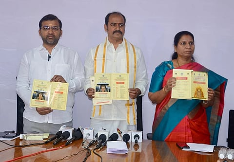 ಟಿಟಿಡಿಯಲ್ಲಿ ವೈಕುಂಠ ಏಕಾದಶಿ ಸಿದ್ಧತೆ ಕುರಿತು ಶನಿವಾರ ಏರ್ಪಡಿಸಿದ್ದ ಸುದ್ದಿಗೋಷ್ಠಿಯಲ್ಲಿ ಟಿಟಿಡಿ ಬೆಂಗಳೂರು ಸ್ಥಳೀಯ ಸಲಹಾ ಸಮಿತಿ ಅಧ್ಯಕ್ಷ ಕೆ. ವೀರಾಂಜನೇಯಲು, ಟಿಟಿಡಿ ಮಂಡಳಿ ಸದಸ್ಯ ಎಸ್. ನರೇಶ್ ಕುಮಾರ್ ಇದ್ದರು. 