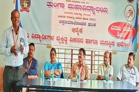 ತುಂಗಾ ಮಹಾವಿದ್ಯಾಲಯದಲ್ಲಿ ವಿದ್ಯಾರ್ಥಿಗಳ ವ್ಯಕ್ತಿತ್ವ ವಿಕಸನ ಮತ್ತು ಮನಸ್ಸಿನ ಆರೋಗ್ಯ ಕುರಿತ ಶಿಬಿರದಲ್ಲಿ ಮನಃಶಾಸಜ್ಞ ಸುರೇಶ್ ಕುಡುಮಲ್ಲಿಗೆ ಮಾತನಾಡಿದರು. ಡಾ. ಆರ್.ಕುಮಾರಸ್ವಾಮಿ, ಡಾ. ಅನಿಕೇತನ್, ಡಾ. ಶೋಭಾ ಇತರರಿದ್ದರು.