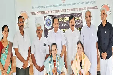 ಚಿಟ್ಟೇಬೈಲು ಪ್ರಜ್ಞಾಭಾರತಿ ಪ್ರೌಢಶಾಲೆಗೆ ಕೊಠಡಿಗಳನ್ನು ನಿರ್ಮಿಸಿಕೊಟ್ಟಿರುವ ಕುಟುಂಬದ ಸದಸ್ಯರನ್ನು ಗೌರವಿಸಲಾಯಿತು. ಆರಗ ಜ್ಞಾನೇಂದ್ರ, ಕಿಮ್ಮನೆ ರತ್ನಾಕರ್, ಪಟ್ಟಾಭಿರಾಮ್, ಹೆದ್ದೂರು ನವೀನ್, ದಿನೇಶ್ ಇತರರಿದ್ದರು.