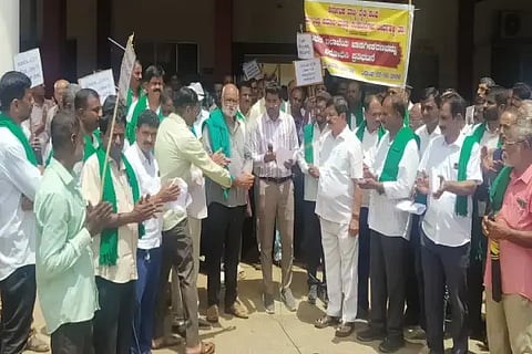 ವಿದ್ಯುತ್ ಖಾಸಗೀಕರಣ ವಿರೋಧಿಸಿ ತೀರ್ಥಹಳ್ಳಿ ತಾಲೂಕು ರೈತ ಸಂಘದ ಪದಾಧಿಕಾರಿಗಳು ತಹಸೀಲ್ದಾರ್ ಎಸ್.ರಂಜಿತ್ ಅವರಿಗೆ ಮನವಿ ಸಲ್ಲಿಸಿದರು. ಶಾಸಕ ಆರಗ ಜ್ಞಾನೇಂದ್ರ, ರಾಜೇಂದ್ರ, ವೆಂಕಟೇಶ ಹೆಗ್ಡೆ, ಕೋಡ್ಲು ವೆಂಕಟೇಶ್, ರಾಮಕೃಷ್ಣ ಇತರರಿದ್ದರು.