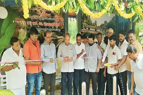 ಎಂಎಡಿಬಿ ಅನುದಾನದಲ್ಲಿ ತೀರ್ಥಹಳ್ಳಿ ತಾಲೂಕಿನ ನಾಲೂರು ಗ್ರಾಮದಲ್ಲಿ ನಿರ್ಮಿಸಲಾದ ಪ್ರಯಾಣಿಕರ ತಂಗುದಾಣವನ್ನು ಅಧ್ಯಕ್ಷ ಆರ್.ಎಂ.ಮಂಜುನಾಥ ಗೌಡ ಉದ್ಘಾಟಿಸಿದರು. ಶಚ್ಚೀಂದ್ರ ಹೆಗ್ಡೆ, ಸುಂದರೇಶ್, ಶಶಾಂಕ ಹೆಗ್ಡೆ, ಮಹಾಬಲೇಶ್ ಇತರರಿದ್ದರು.