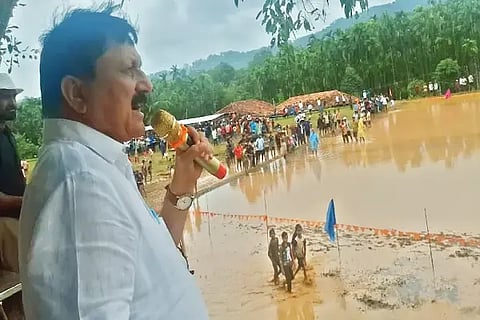 ತೀರ್ಥಹಳ್ಳಿ ತಾಲೂಕಿನ ಮಕ್ಕಿಮನೆ ಗ್ರಾಮ ವಿಕಾಸ ಕೇಂದ್ರದಿಂದ ನಗಡವಳ್ಳಿ ಜಮೀನಿನಲ್ಲಿ ನಡೆದ ಕೆಸರುಗದ್ದೆ ಕ್ರೀಡೋತ್ಸವದಲ್ಲಿ ಶಾಸಕ ಆರಗ ಜ್ಞಾನೇಂದ್ರ ಮಾತನಾಡಿದರು.