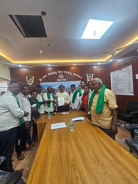 ದೊಡ್ಡಬಳ್ಳಾಪುರ ತಾಲೂಕು ಘಾಟಿ ಸುಬ್ರಹ್ಮಣ್ಯ ಬ್ರಹ್ಮ ರಥೋತ್ಸವದ ದನಗಳ ಜಾತ್ರೆ ಹಿನ್ನೆಲೆಯಲ್ಲಿ ರೈತರಿಗೆ ಸುಂಕ ವಿನಾಯಿತಿ ಮೂಲ ಸೌಕರ್ಯ ಒದಗಿಸುವಂತೆ ರೈತ ಸಂಘ ಘಾಟಿ ಕ್ಷೇತ್ರದ ಅಭಿವೃದ್ಧಿ ಪ್ರಾಧಿಕಾರದ ಕಾರ್ಯದರ್ಶಿ ಪಿ.ದಿನೇಶ್​ ಅವರಿಗೆ ಮನವಿ ಸಲ್ಲಿಸಲಾಯಿತು.  ರೈತ ಸಂಘದ ಕಾರ್ಯದರ್ಶಿ ಸತೀಶ್​, ಹೋಬಳಿ ಅಧ್ಯಕ್ಷ ಮುನಿ ರಾಮೇಗೌಡ, ಮುಖಂಡರಾದ   ವಾಸುದೇವ್​, ಮೂರ್ತಿ, ಮುರಳಿ ಹನುಮಂತರಾಯಪ್ಪ, ತಿಪ್ಪೂರು ತಿಮ್ಮಣ್ಣ ಇತರರು ಇದ್ದರು. 