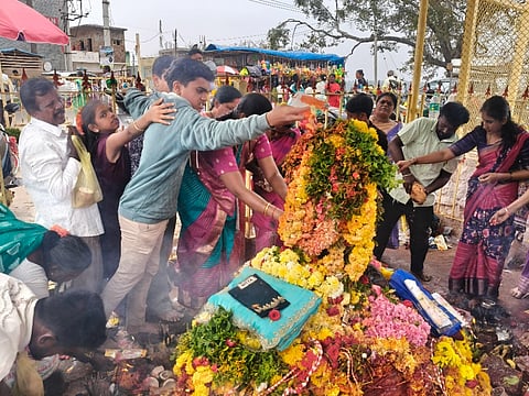 ದೊಡ್ಡಬಳ್ಳಾಪುರ ತಾಲೂಕು ತೂಬಗೆರೆ ಹೋಬಳಿ ಘಾಟಿ ಸುಬ್ರಹ್ಮಣ್ಯ ದೇವಾಲಯದಲ್ಲಿ ಕುಮಾರ ಷಷ್ಠಿಯಂದು ಮಹಿಳೆಯರು ಮತ್ತು ಪುರುಷರು ನಾಗರಕಲ್ಲುಗಳಿಗೆ ಹಾಲೆರೆದರು.