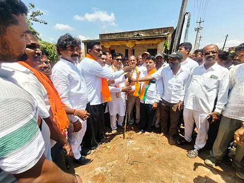ದೊಡ್ಡಬಳ್ಳಾಪುರ ತಾಲೂಕಿನತೂಬಗೆರೆ ಹೋಬಳಿ ಹಿರೇಮುದ್ದೇನಳ್ಳಿಯಲ್ಲಿ 20 ಲಕ್ಷ ರೂ. ವೆಚ್ಚದ ವಿವಿಧ ಕಾಮಗಾರಿಗಳಿಗೆ ಚಿಕ್ಕಬಳ್ಳಾಪುರ ಸಂಸದ ಡಾ. ಕೆ.ಸುಧಾಕರ್​ ಭೂಮಿಪೂಜೆ ನೆರವೇರಿಸಿದರು. ದೇವನಹಳ್ಳಿ ತಾಲೂಕು ಬಿಜೆಪಿ ಟಕದ ಅಧ್ಯಕ್ಷ ಅಂಬರೀಶ್​ ಗೌಡ, ತೂಬಗೆರೆ ಹೋಬಳಿ ಬಿಜೆಪಿ ಟಕದ ಅಧ್ಯಕ್ಷ ಕೃಷ್ಣಪ್ಪ, ತುರುವನಹಳ್ಳಿ ವಾಸುದೇವ್​ ಇತರರು ಇದ್ದರು. 