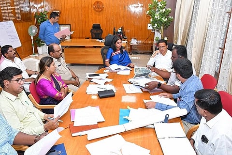 ತುಮಕೂರು ನಗರಾಭಿವೃದ್ಧಿ ಪ್ರಾಧಿಕಾರದ ಮುಂಬರುವ ಸಾಲಿನ ಬಜೆಟ್​ ಸಿದ್ಧತಾ ಸಭೆ ಅಧ್ಯಕ್ಷರು ಆದ ಜಿಲ್ಲಾಧಿಕಾರಿ ಶುಭಕಲ್ಯಾಣ್​ ಅಧ್ಯಕ್ಷತೆಯಲ್ಲಿ ನಡೆಯಿತು. ಜಿ.ಬಿ.ಜ್ಯೋತಿಗಣೇಶ್​, ಎನ್​.ಆರ್​.ಉಮೇಶ್​ ಚಂದ್ರ, ಬಿ.ಶುಭ, ಸಿ.ಗೋಪಾಲ್​ ಮತ್ತಿತರರು ಇದ್ದರು.